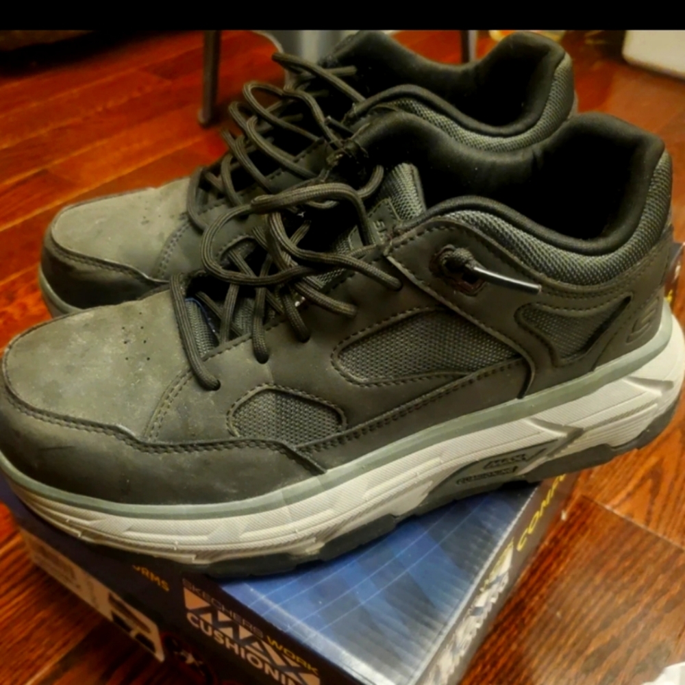 NEW Skechers Mens size 7
